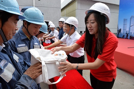 致敬电力工人  王老吉高温关爱公益行动走进南方电网