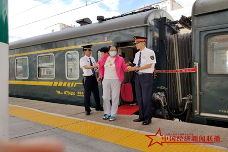 用贴心的服务  赢得旅客称赞