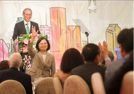 蔡英文要台湾脱胎换骨 台网友：都已经爆胎了