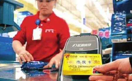 小店门口“代刷市民卡”广告背后，隐藏着哪些猫儿腻？