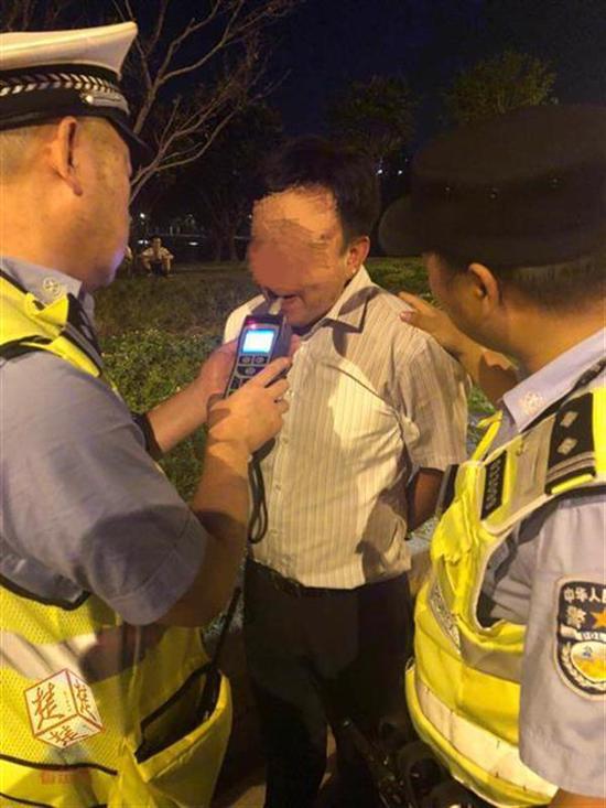 民警追赶截获冲岗醉驾司机 顺手又逮住一名毒驾男