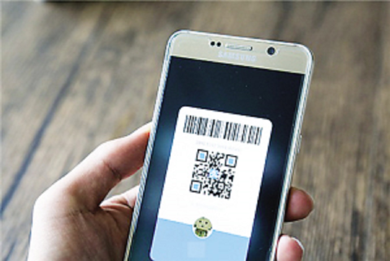 二维码付款时 别忘留心背后 观察周边是否有可疑人员