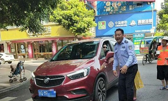 惊险！女子带二宝过马路身后大宝被辗 城管民众抬车救人