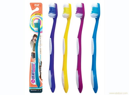 细菌丛生、损伤牙龈 牙刷“开花”必须换新的