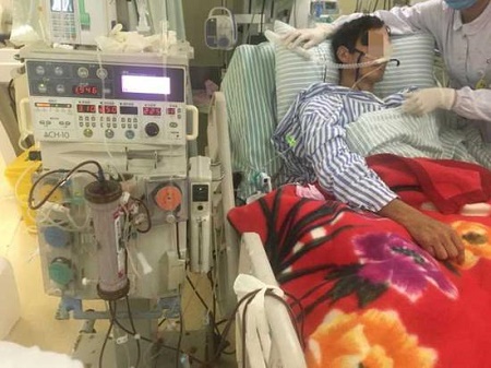 俩男子为吃蜂蛹捅马蜂窝被蛰:1个去世1个住进ICU