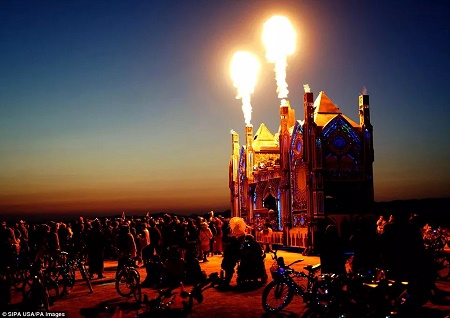 今天，这个每年只出现8天的城市又被烧掉了！