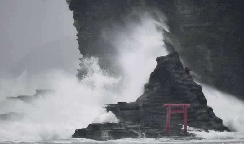 25年来最强台风登陆日本：掀翻屋顶引发巨大火球