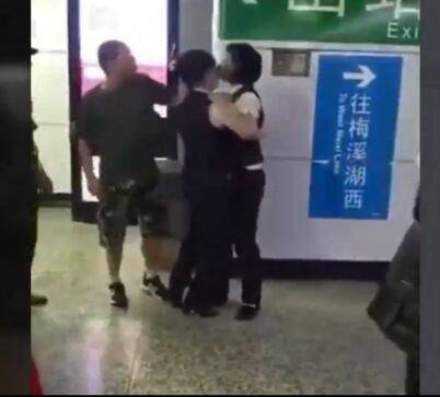 男子地铁抽烟被阻 一巴掌抽倒女员工