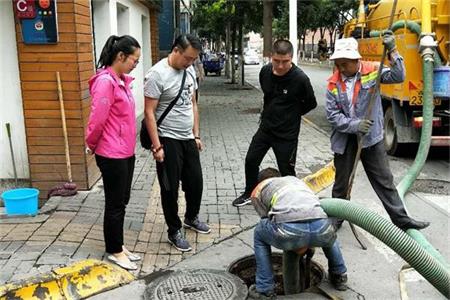 青海西宁市东大街社区为居民解决难心事