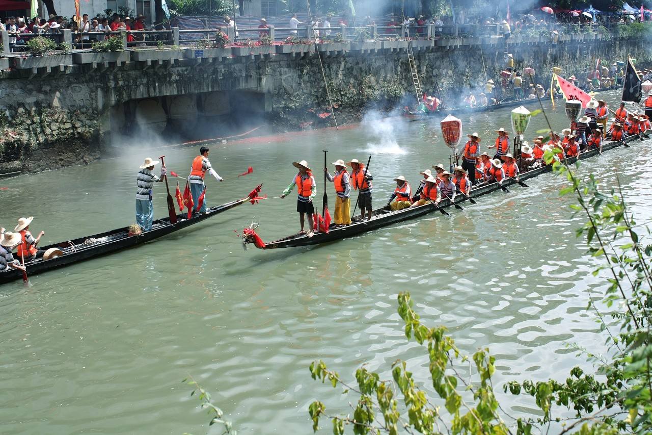 汕头老人免费借十条龙船救灾:只要是救人都没问题