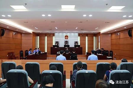 大学生卖淫秽物品获利300元获刑8年再审改判3年