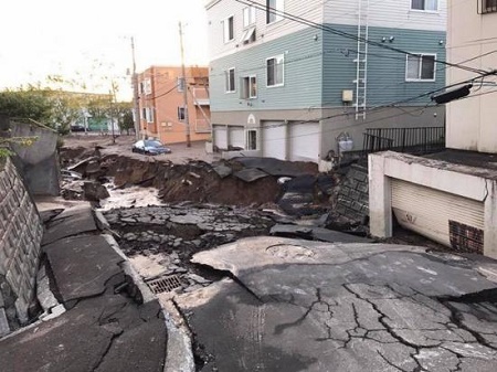 监视器拍下日本地震瞬间画面镜头剧烈抖动致失焦