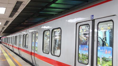 北京地铁一号线两女乘客发生争执一人掉下站台