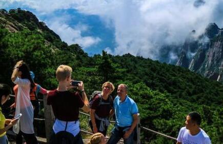 中秋至国庆全国呈现多个出游高峰出境游价格上涨