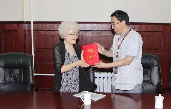 北京故宫博物院研究员刘潞先生向沈阳故宫博物院捐赠所藏图书