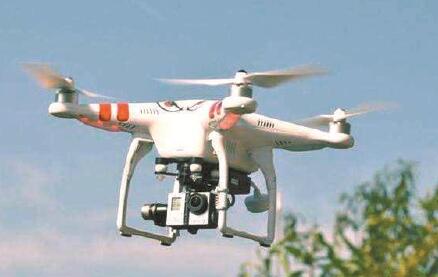 女子骑车撞上悬停无人机 “飞手”涉嫌犯罪被批捕