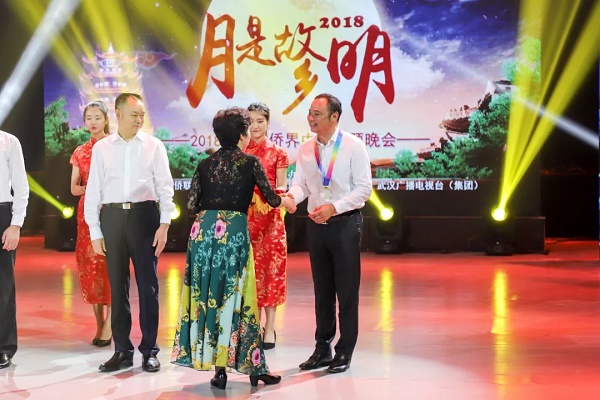 喻鹏会长被授予武汉市侨界改革开放四十周年&ldquo;招商引智&rdquo;和&ldquo;大爱无疆&rdquo;纪念章