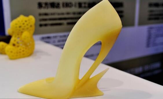 穿高跟鞋、跷二郎腿  这些习惯易致女性骨盆歪斜