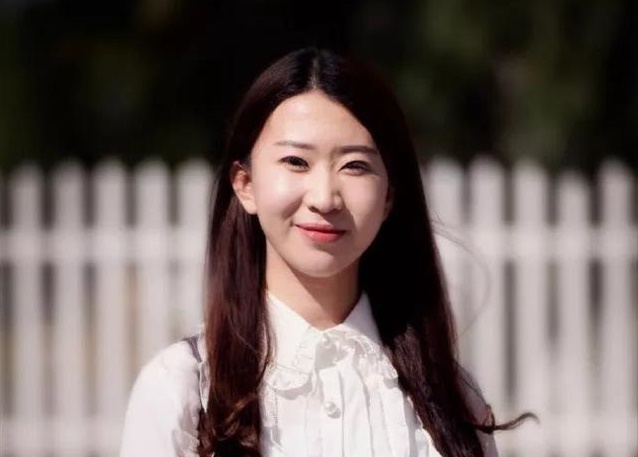 高速路上，漂亮女孩不顾母亲劝阻，跳下车一路狂奔连救3人