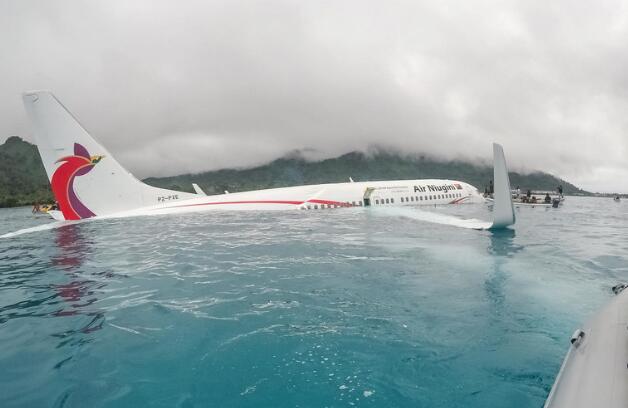 新几内亚客机降落时坠海 2名中国公民重伤