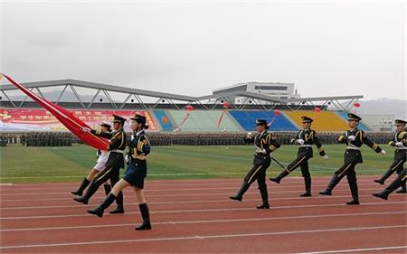 青海师范大学有机融合学生军训和人防教育致敬先烈