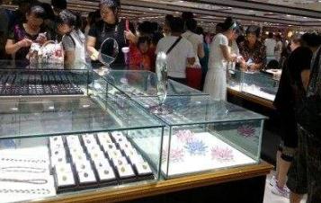 一日游“套路多” 旅客被旅行社扔在商场“半日购”