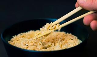 低价消费品热销不等于消费降级 多消费的榨菜方便面去这儿了