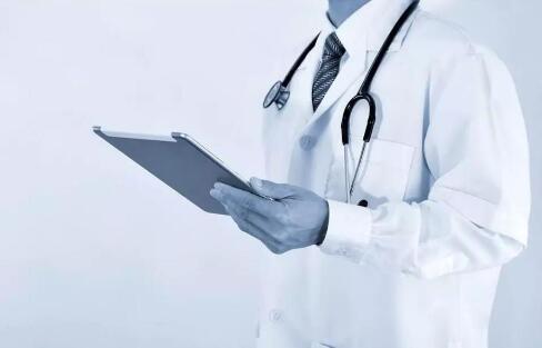 60万医学生仅10万从医 年轻人为何不愿穿“白大褂”？