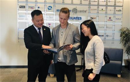 青海省青年企业家走进加拿大创业孵化园