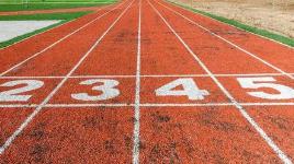 中小学校园塑胶跑道新国标实施:人工草坪纳入检测