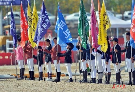 第十六届中国武汉国际赛马节马术场地障碍挑战赛精彩开赛