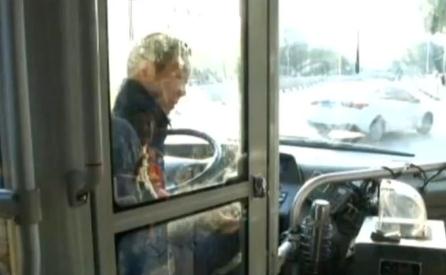 因重庆坠江公交阴影 多地为公交司机加“防护罩”