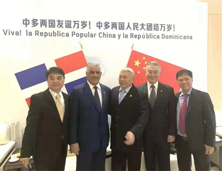 多米尼加共和国总统会见中国微书奇人严水龙