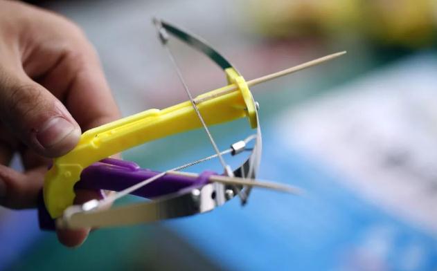 小学生玩牙签弩眼睛被射残 售卖方该负责吗？