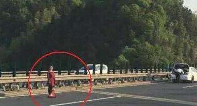 高速路上频现“扔”老婆事件 交警：危险还违法