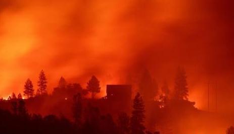 加州山火致25死110人失联 全部控制山火需3周时间