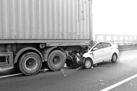 开车用手机引发交通事故 “盲驾”是否入刑存争议