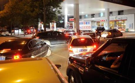 国内油价今日或创近四年最大降幅每吨降超400元