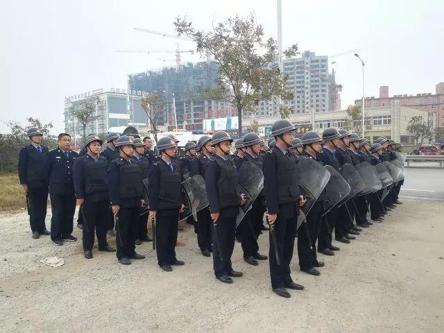 山东菏泽曹县对袁岔楼棚改片区一被征收房屋依法进行拆除