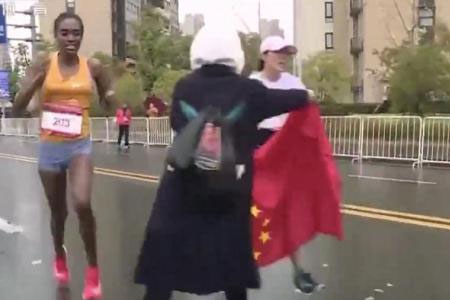 两个递国旗的志愿者，为何成了运动员夺冠的“坎”？