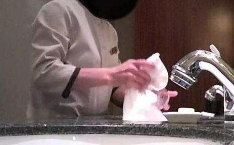 中消协：酒店杯子都洗不净 有何资格挂“星级”？