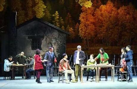 大型扶贫攻坚题材话剧《……在路上》在哈上演