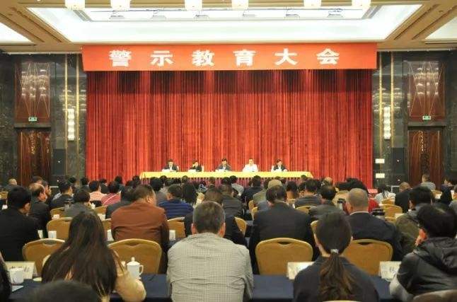 她的工作笔记几乎空白，“受贿笔记”却满满当当...