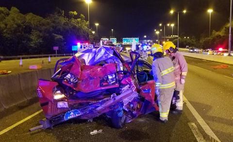 香港旅游巴士与的士相撞 已致3死32伤