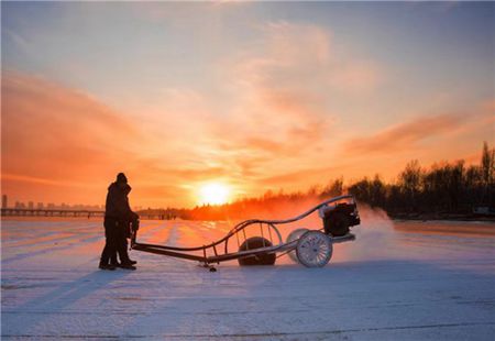 龙江采冰人：匠心铸造童话冰雪大世界