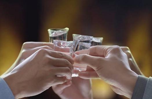 年底应酬总喝酒？服用这些药的朋友可得小心点