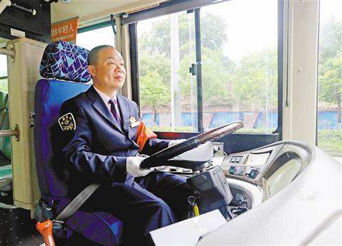 国务院要求加强公交车行驶安全工作，驾驶区防护隔离设施成车辆标准