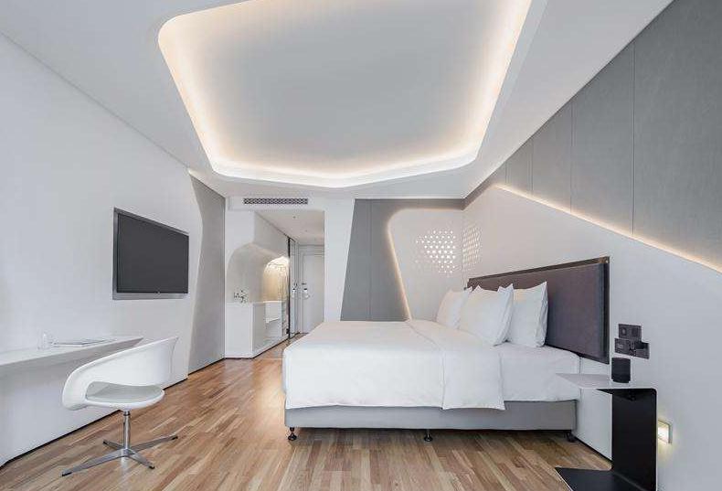 未来酒店啥样？“刷脸”能开房门 机器人调酒送餐