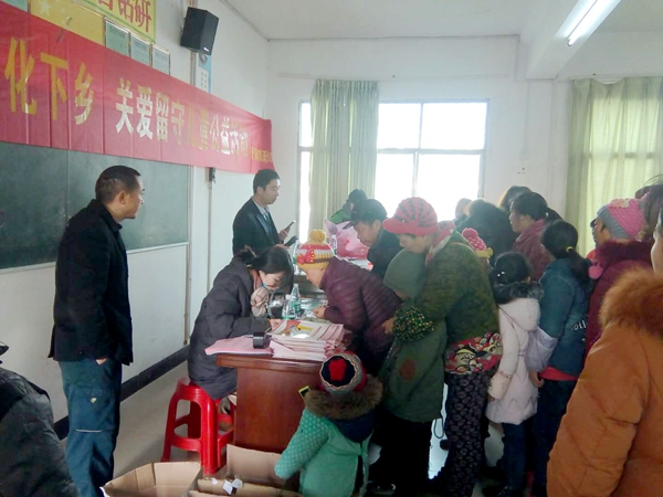 湖南衡南县近尾洲镇留守儿童获赠&ldquo;邮政新年礼包&rdquo;