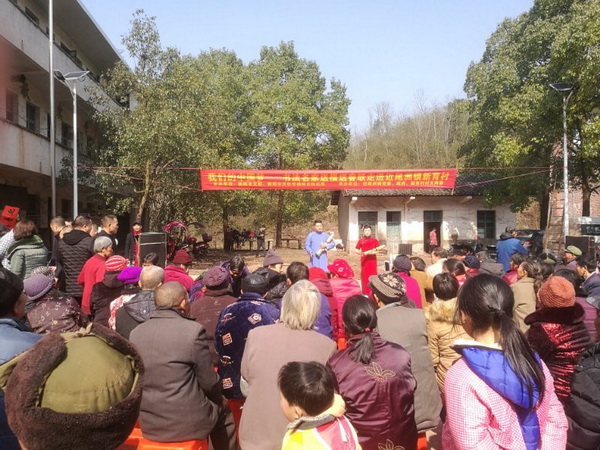 “送福送春联送戏”活动走进近尾洲镇新育村